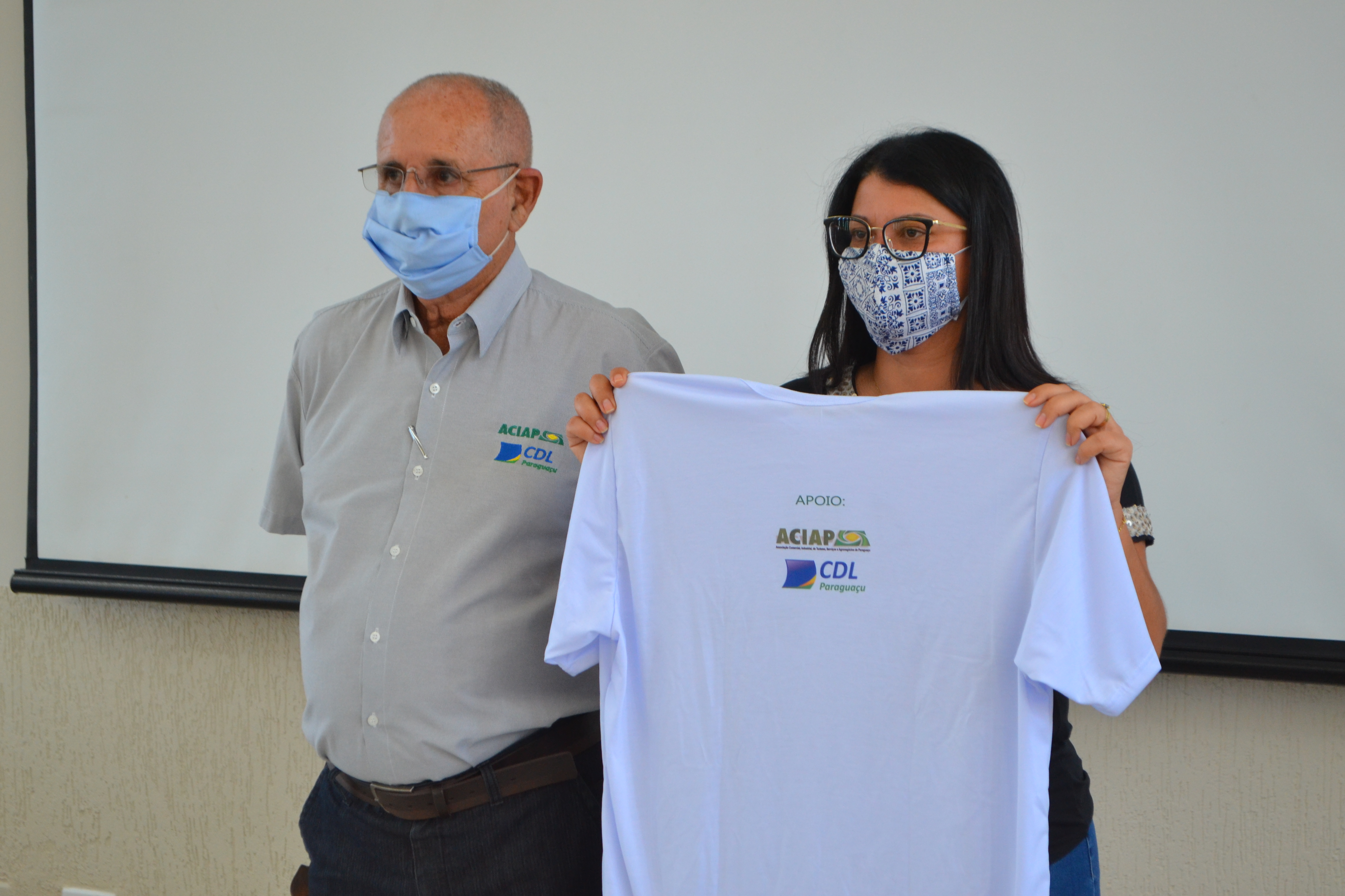 No momento, você está visualizando ACIAP E CDL ENTREGARAM CAMISETAS PARA O MOVIMENTO PRÓ-FURNAS